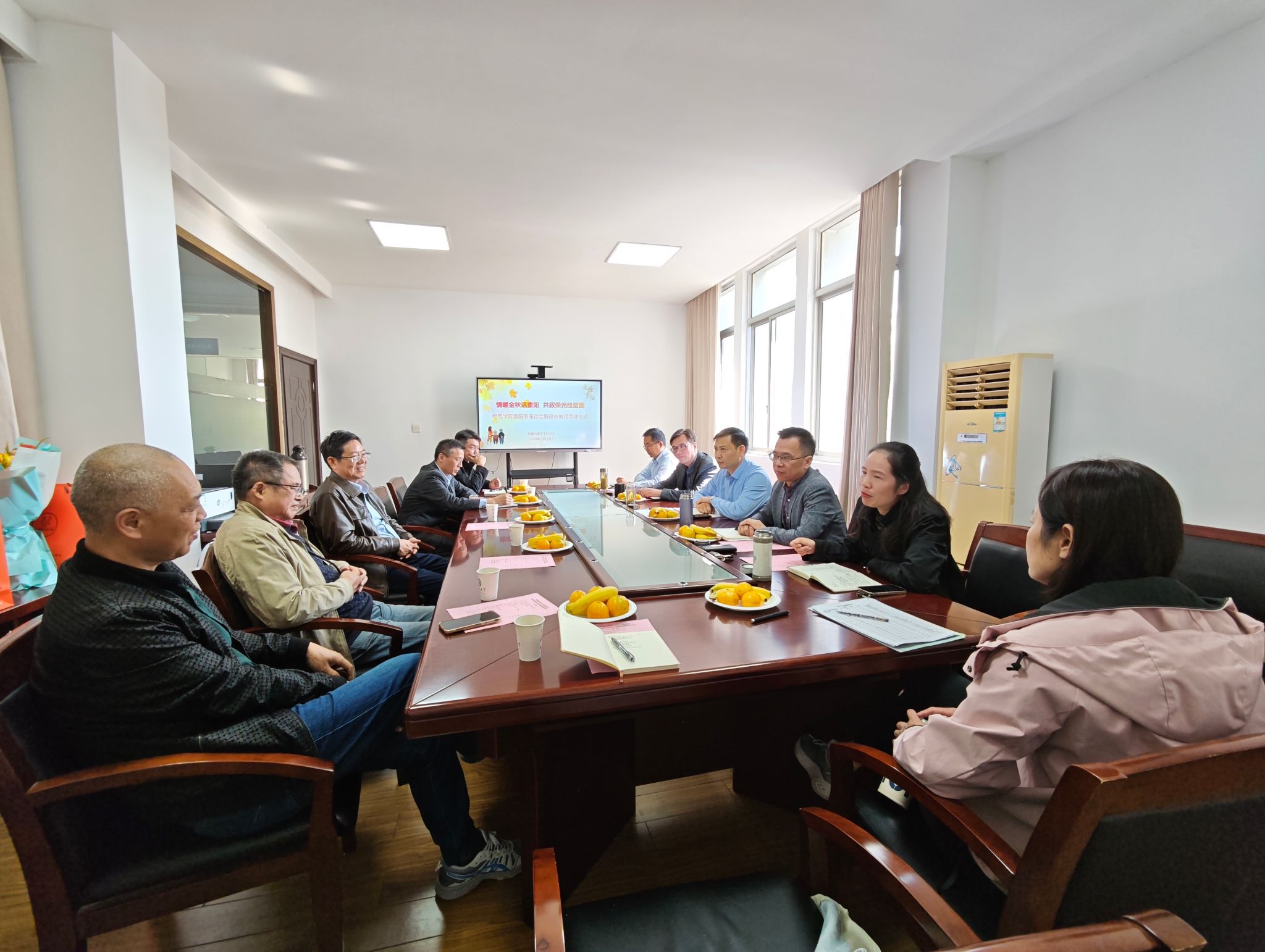 高清AV
举办重阳节座谈会暨退休教师荣休仪式